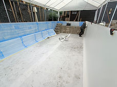 Het plaatsen van het vlies voorafgaand aan de plaatsing van de PVC liner