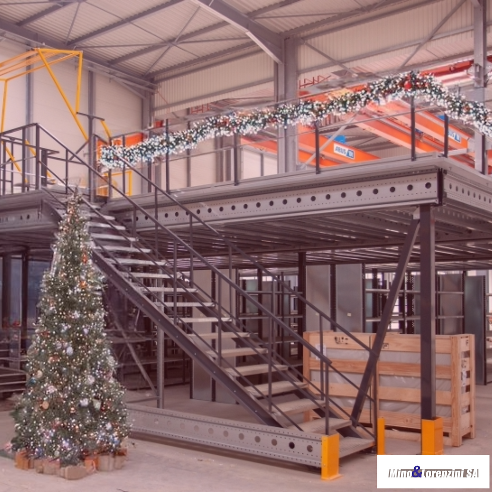 Plateforme de stockage métallique à deux niveaux avec escalier, décorée pour Noël dans un entrepôt industriel