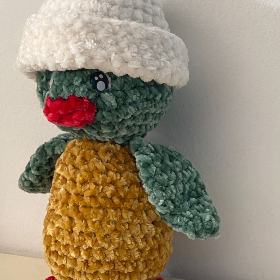 Pinguino amigurumi artigianale visto di lato