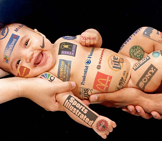 Un bébé photogénique tatoué par l'empire des marques - Abus de pouvoir illustration en photo