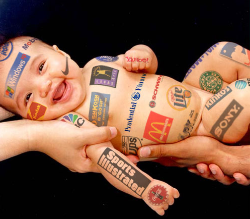L'intérêt général selon les intérêts particuliers - Image d'un nouveau né intégralement tatoué par les enseignes des grandes marques