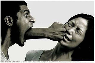 Un poing sortant de la bouche d'un homme hurlant sur une femme