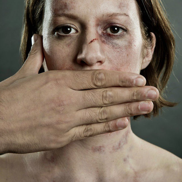 Une femme battue réduite au silence
