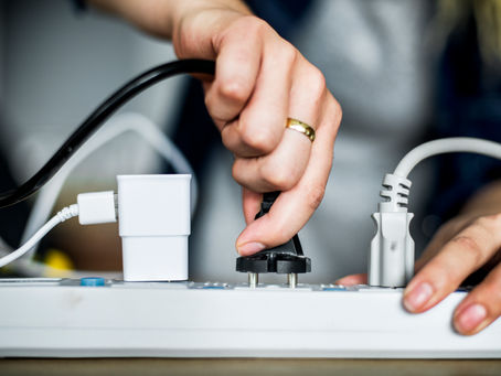 ¿Cómo las instalaciones eléctricas seguras pueden evitar en su proyecto?