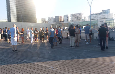 Public sur le parvis
