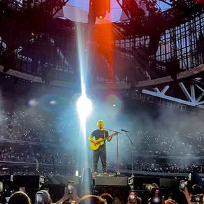 Ed Sheeran en mode XXL mais cœur acoustique à Lille