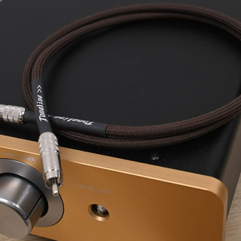 Toneline audio cable sold by Phonographe.ca, handcrafted interconnect designed for clean signal and musical balance.