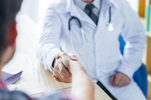 colheita-medico-e-paciente-apertando-as-