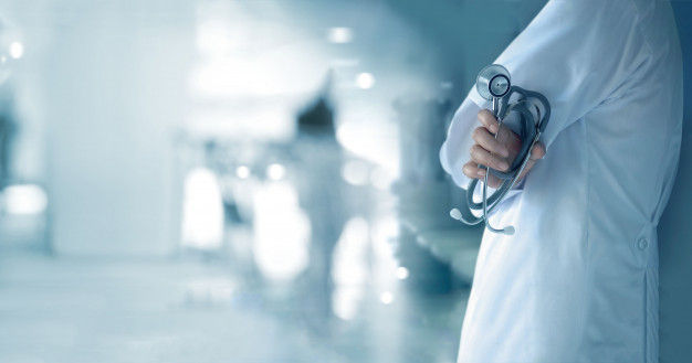 medico-com-estetoscopio-na-mao-no-fundo-