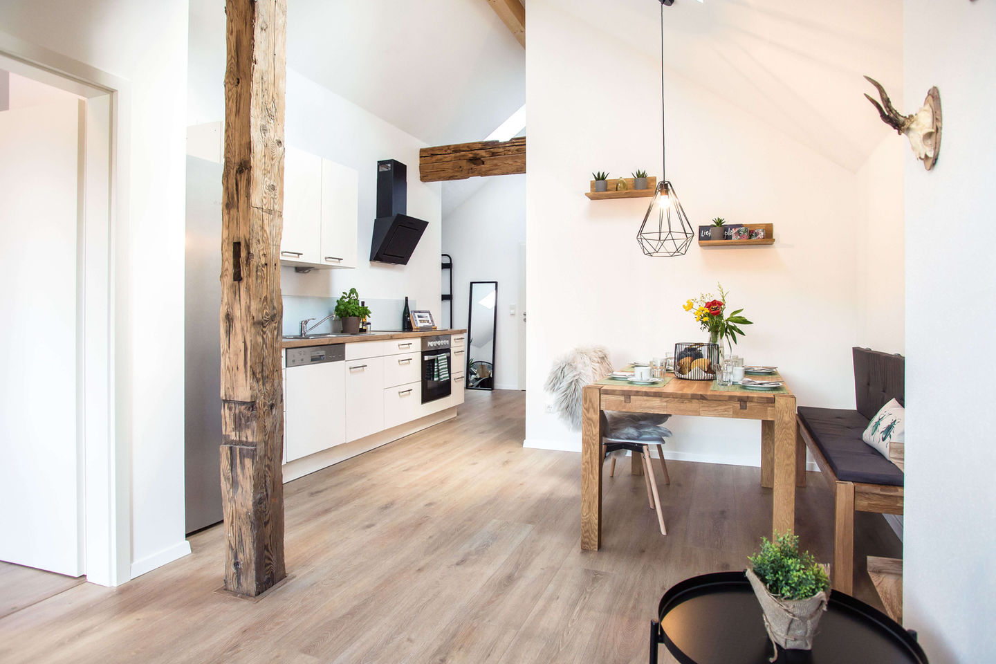 Offener Wohnbereich mit Essecke und Küche in der Ferienwohnung Traunstein.