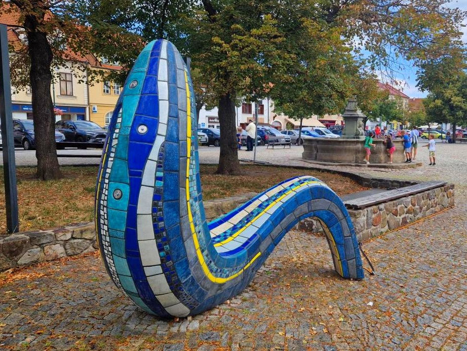 Instalace plastiky „Pramen“ v Berouně