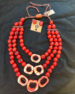 Collier composé de graines naturelles de jarina, d'açaí et de guaraná, fabriqué au Brésil par des artisans.