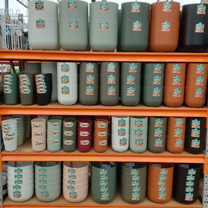 Thumbnail: Punto de venta con maceteros reciclados