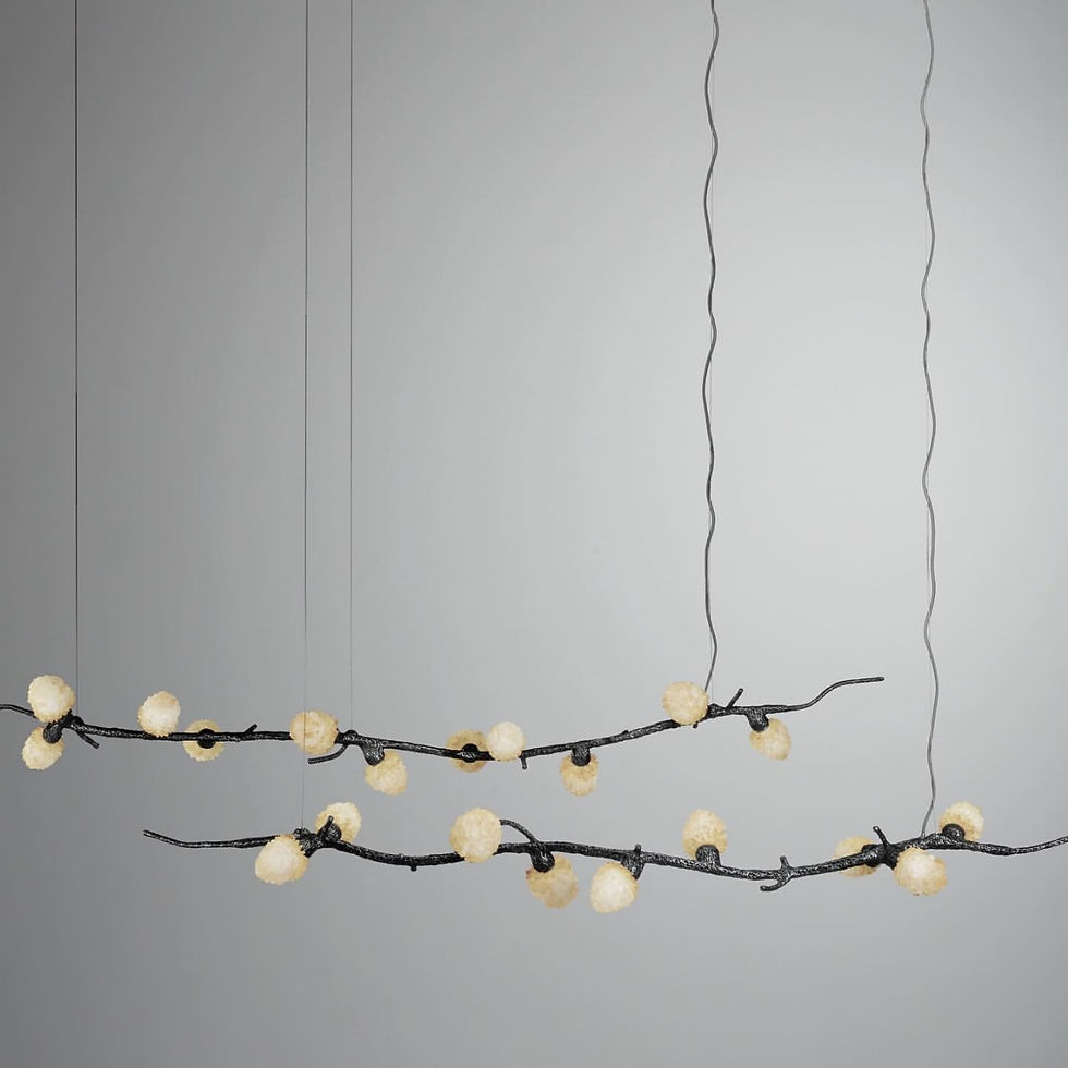 الصورة المصغرة: Lámpara de suspensión de cristal de cuarzo Winter destacando en la oscuridad, con fondo Blanco.