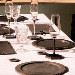 Mesa de ambiente clásica realizada con placas de pizarra natural ardósia.