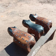 Bancs en bois sculptés à la main et fabriqués à partir de bois naturel par des artisans indigènes de la réserve du Xingu