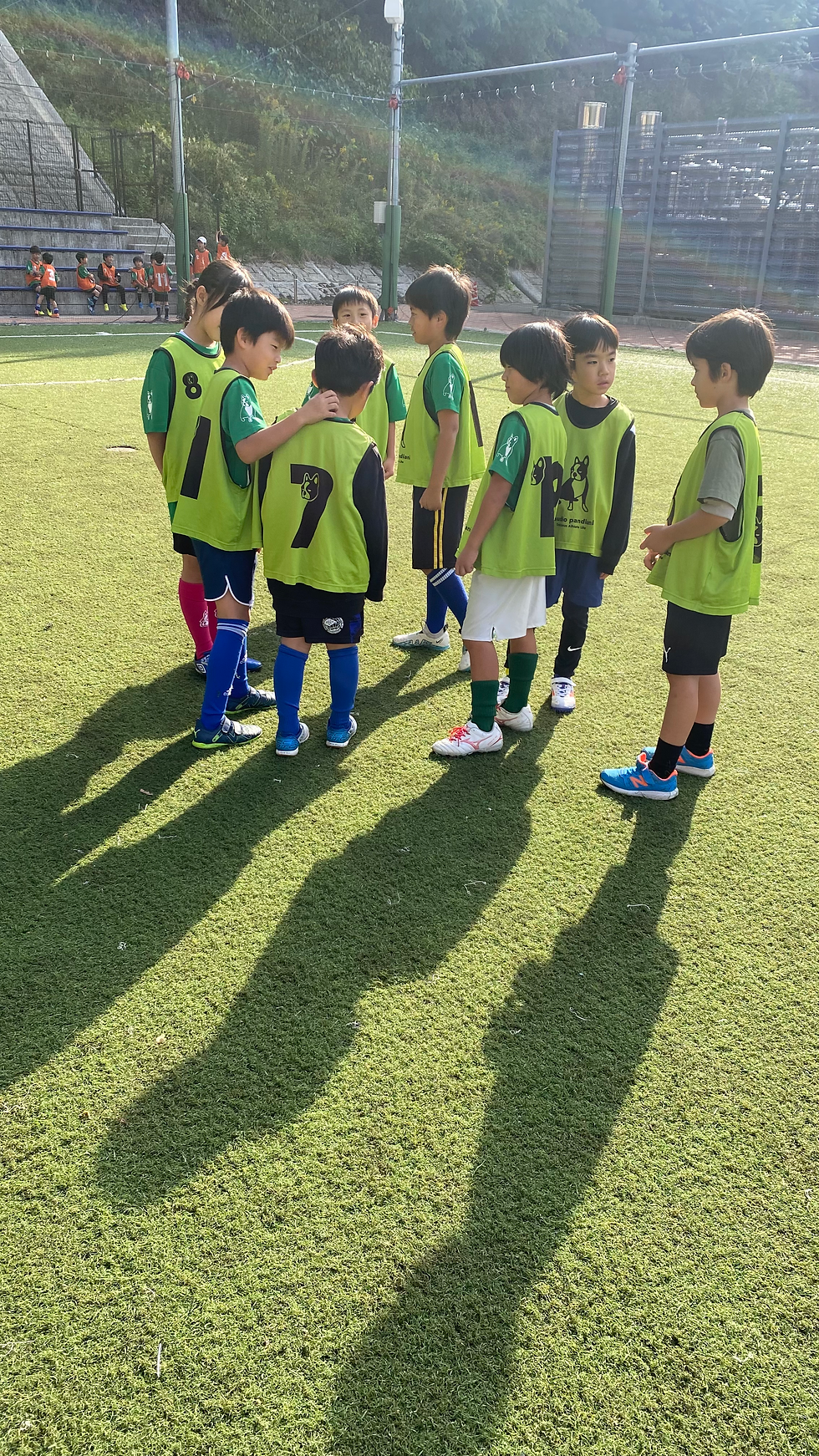 サッカーの集合写真を撮る子どもたち