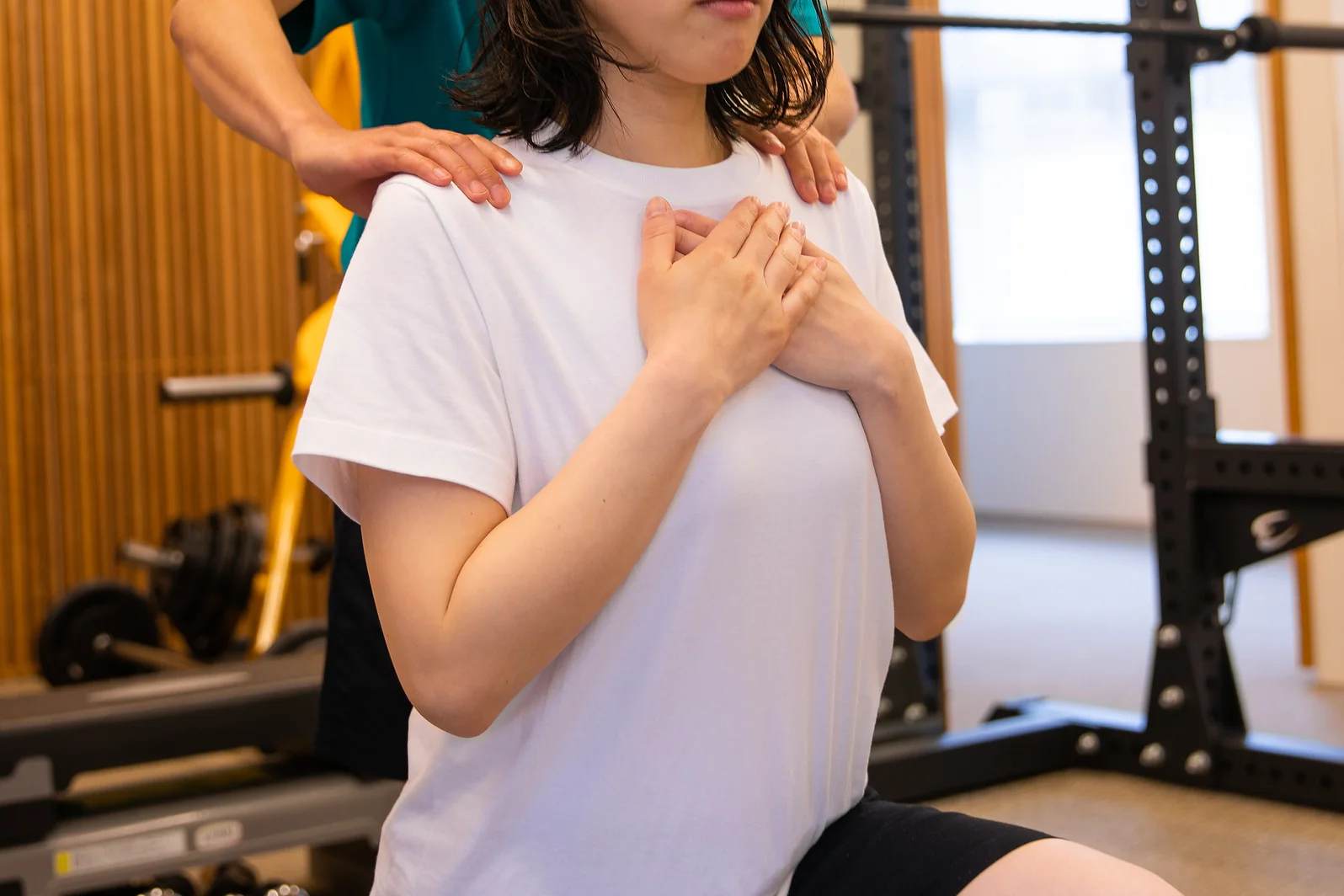 トレーニングを行う女性