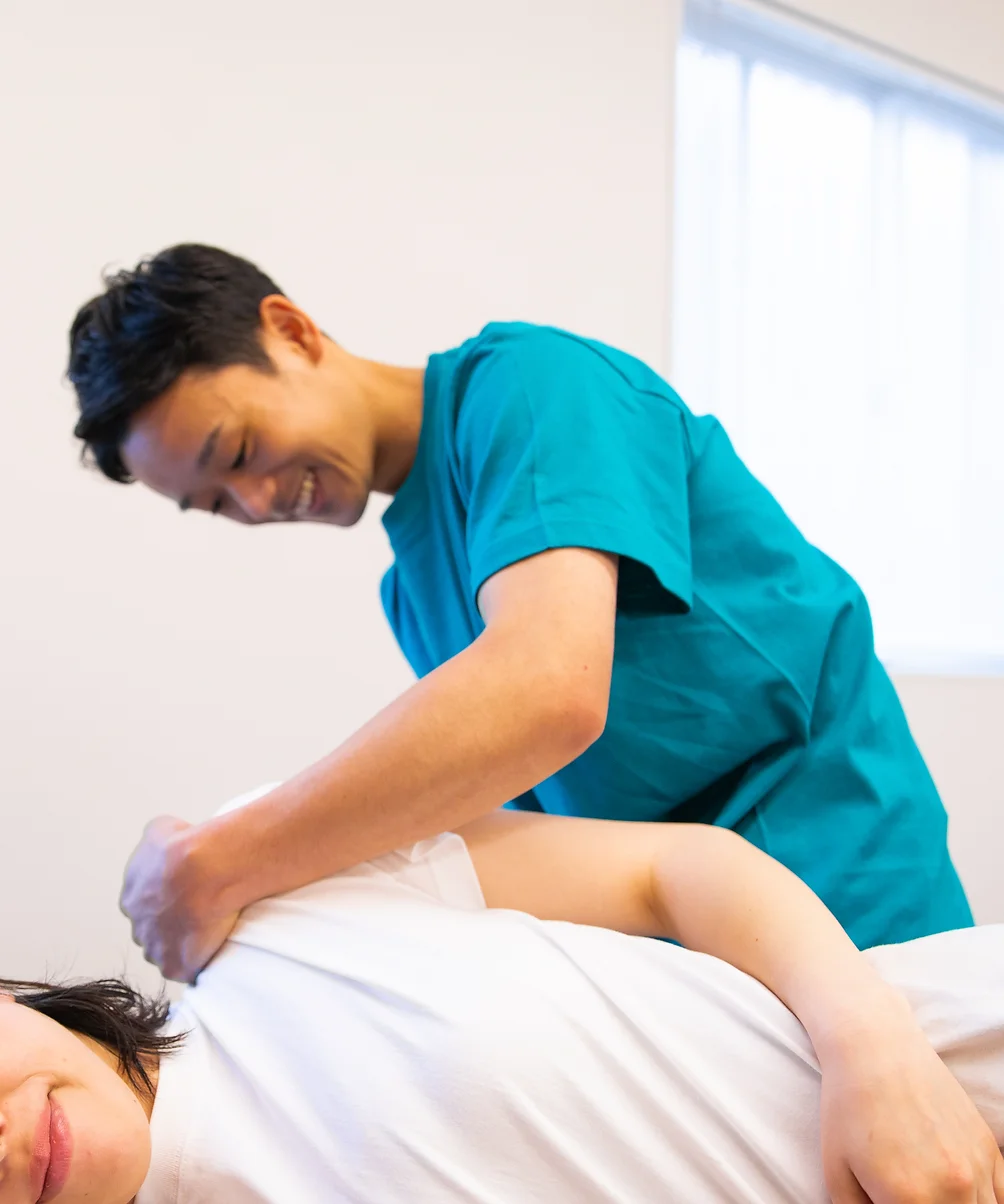 女性にストレッチをする男性