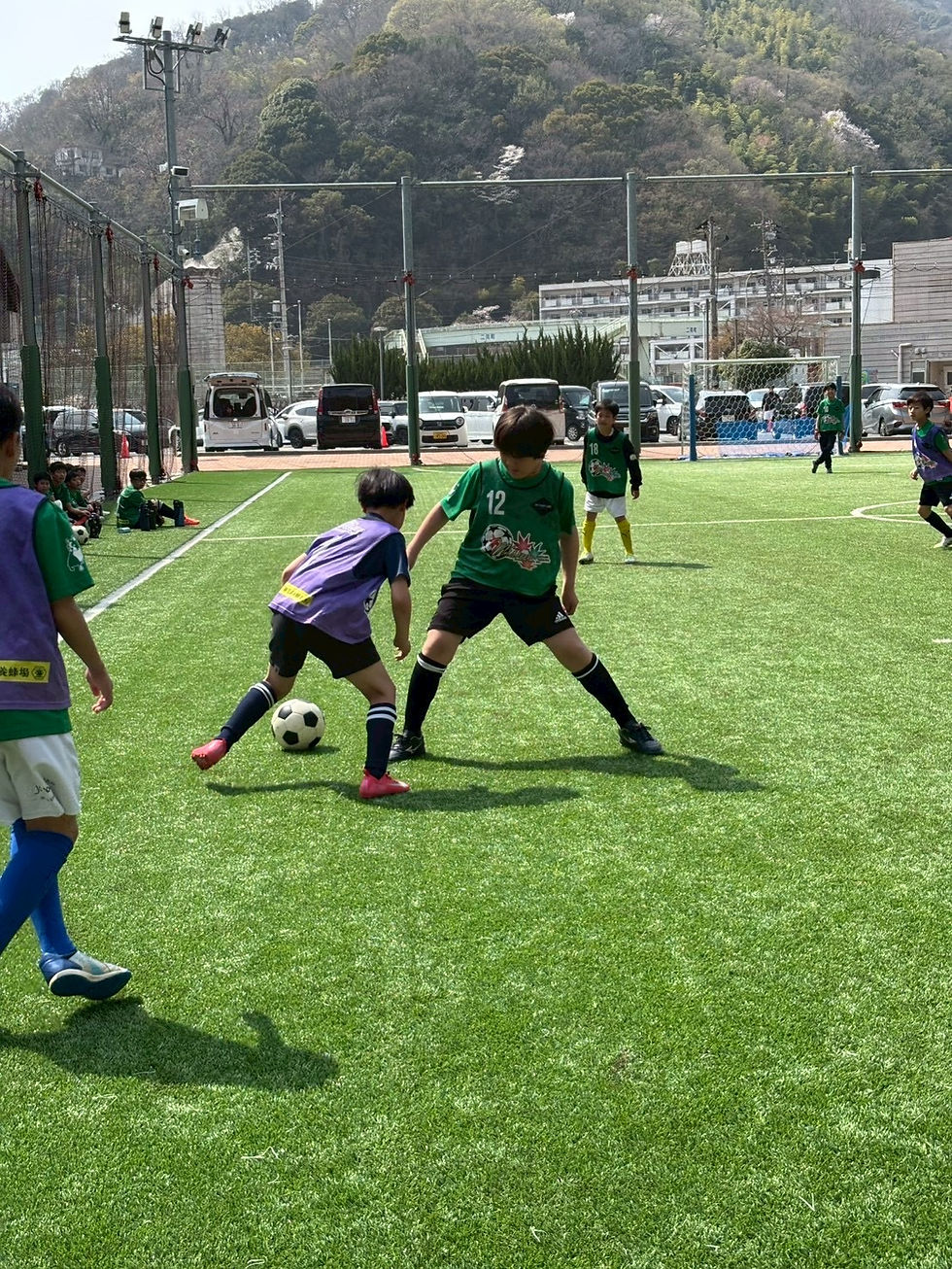 サッカーをする子ども