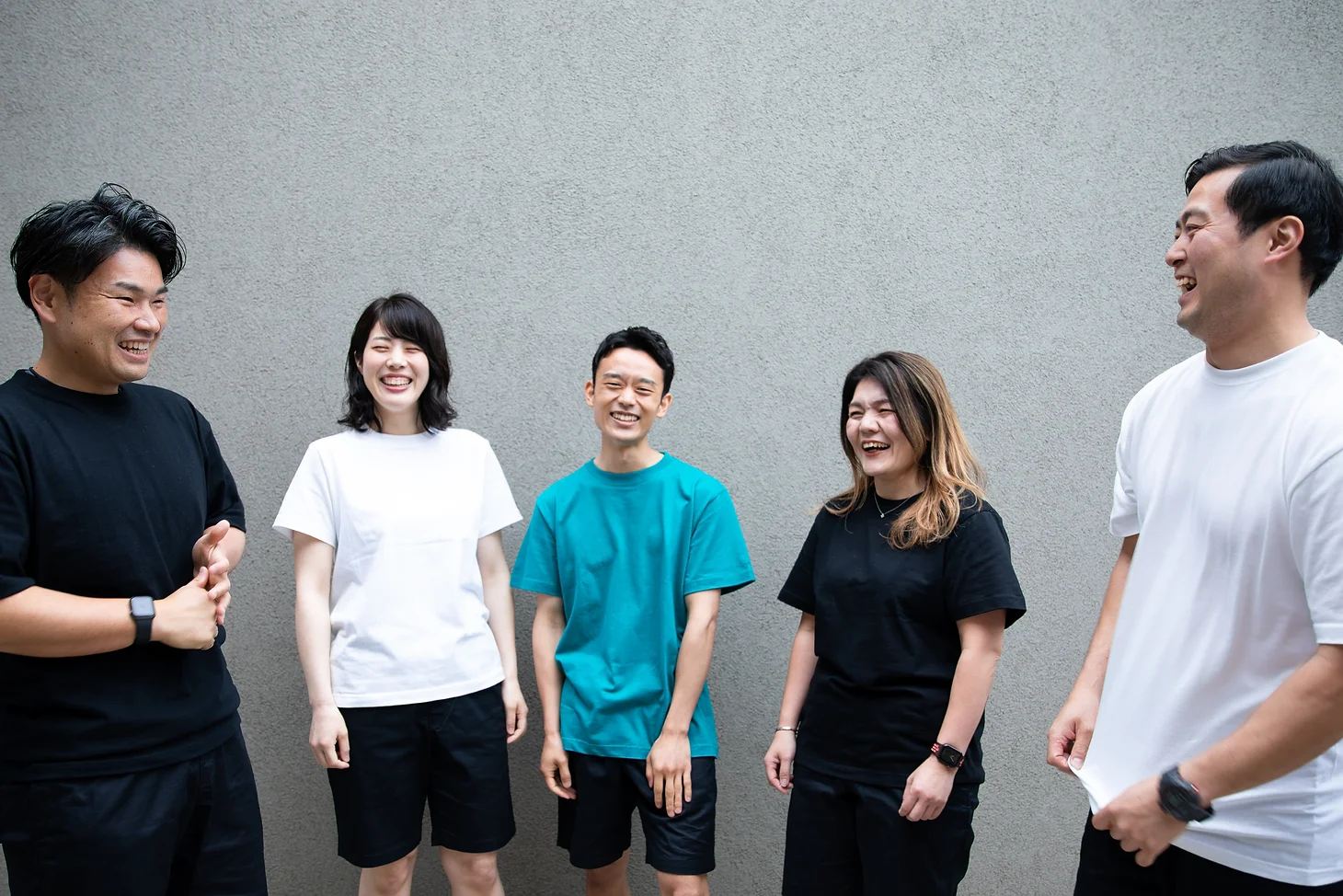 笑顔の男女5人