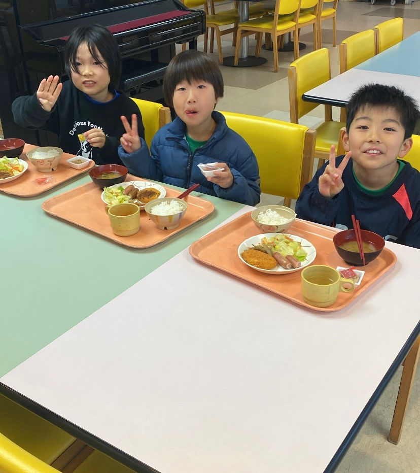 ごはんを食べる子ども