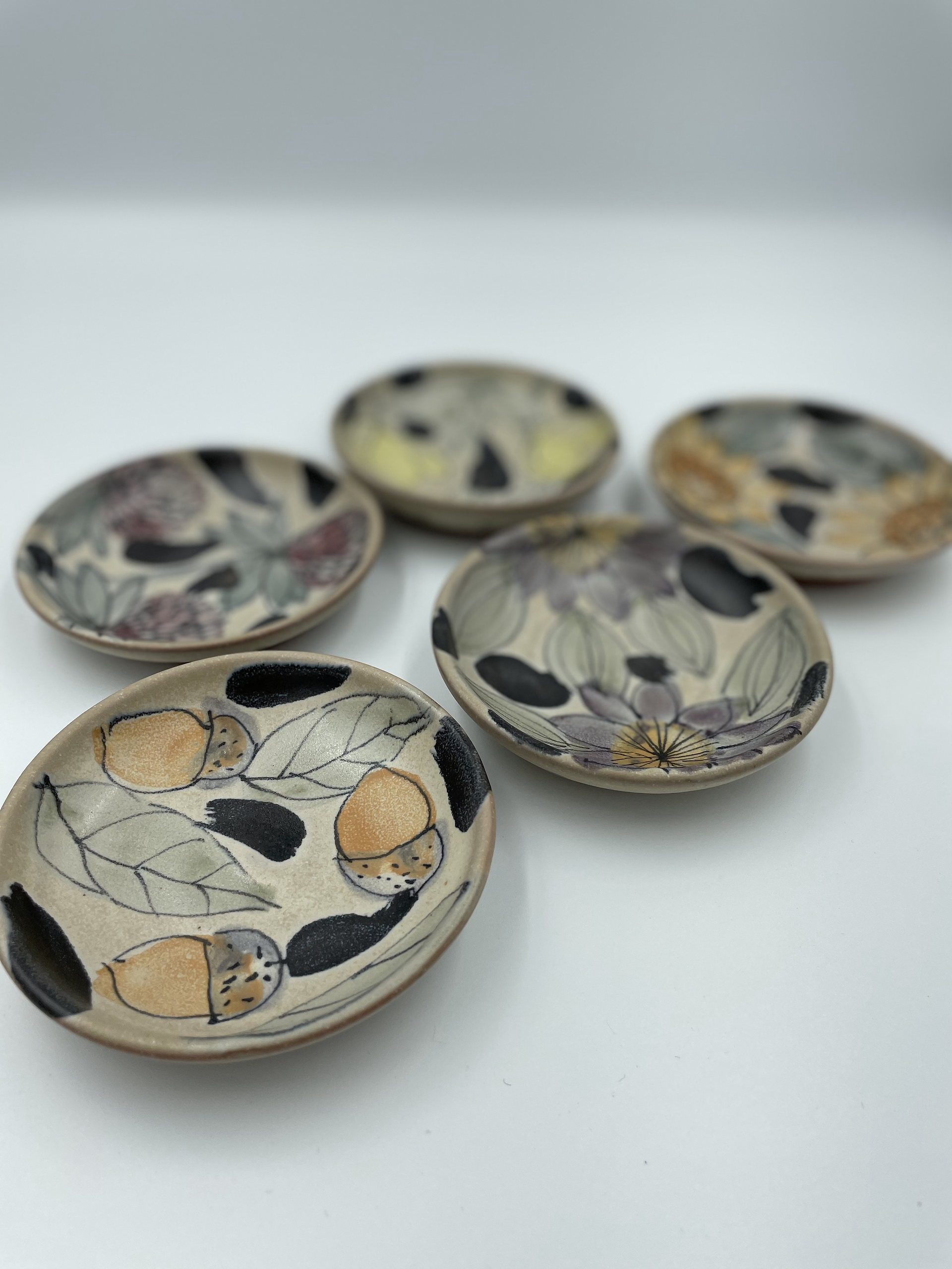 花絵小皿　豆皿より少し大きめ