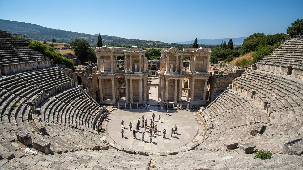 Вид на древний греко-римский театр в Эфесе .high angle view of ancient amphitheater in Ephesus