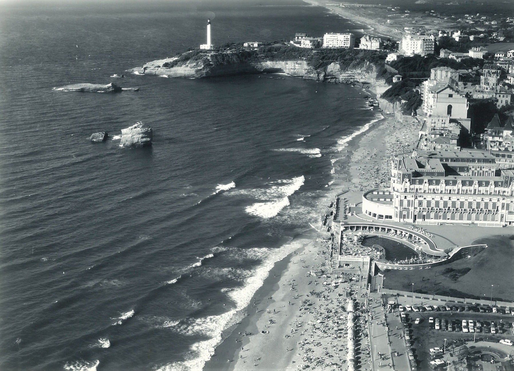 Vue_d_avion_vers_1965_AD64_e-depot_Biarritz_58Ph49 Palais et Phare.jpg