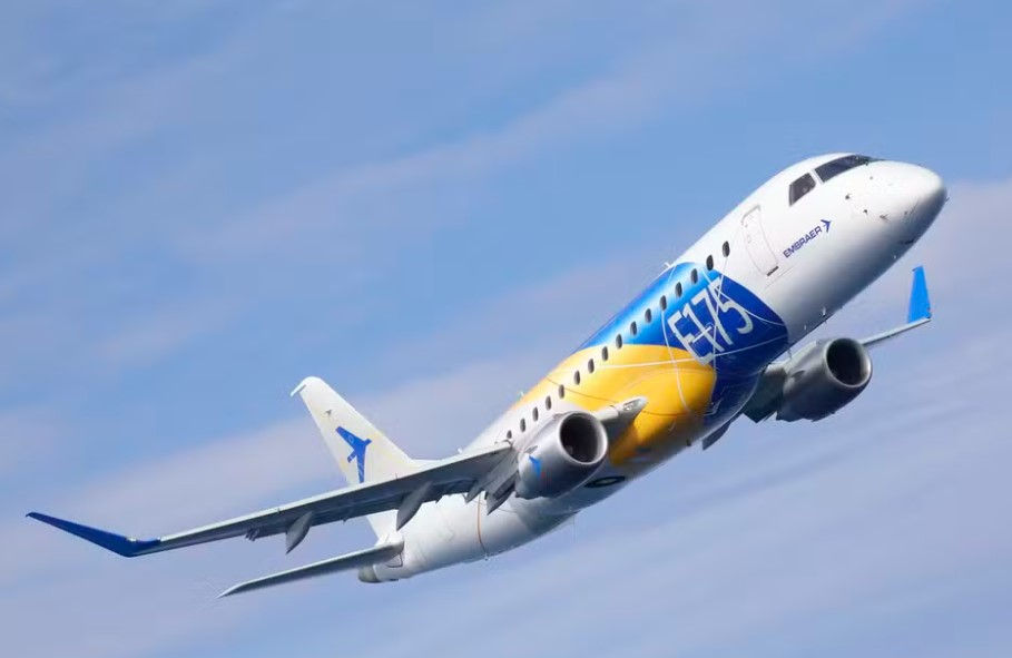 aeronave e-175 da brasileira embraer com nariz empinado