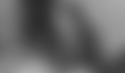 Imagem em preto e branco mostra jornalista Vladimir Herzog escrevendo