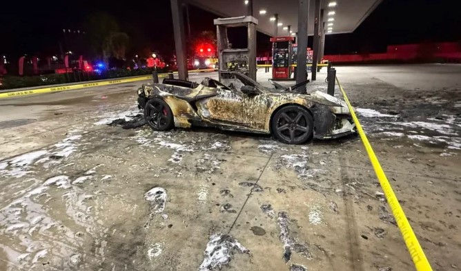 Imagem mostra Corvette danificado após explosão em posto de gasolina