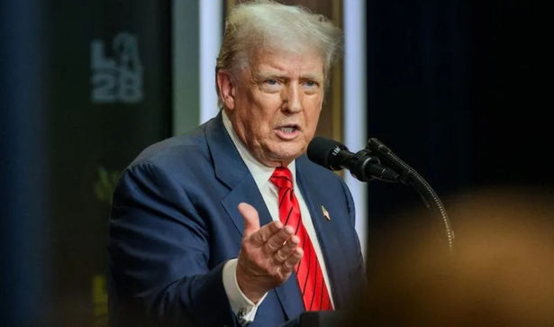 trump sse ddirige a jornalistas durante coletiva