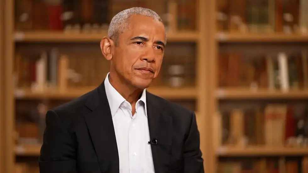 ex-presidente Barack Obama usa paletó preto e camisa branca com semblante sério