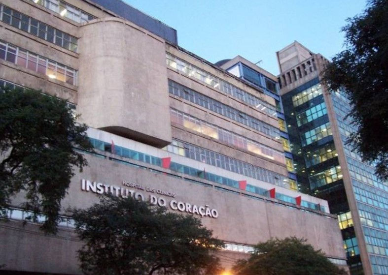 Fachada do Inco hospital vinculado ao SUS com árvores com copas de árvores à frente