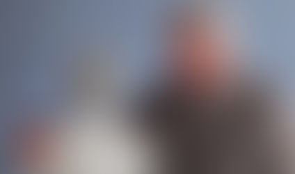 Exemplar do robô doméstico Neo ao lado de ser humano