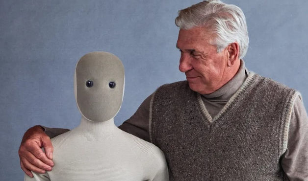 Exemplar do robô doméstico Neo ao lado de ser humano