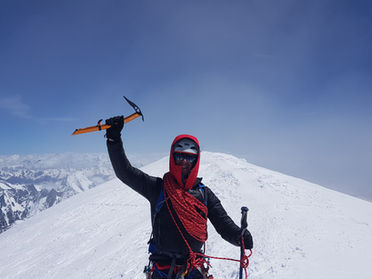 alpiniste au sommet d'une montagne