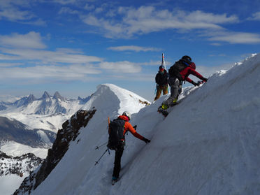 Un alpiniste en entraînement sur une slackline pour améliorer son équilibre et sa proprioception, des qualités essentielles en haute montagne.