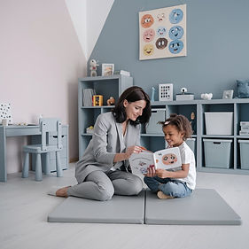 a-photo-of-a-female-psychologist-in-her-30s-40s-wi-0aazCbc9TaGlRtaJz8nI0w-nXdJsy98RRifa5uB