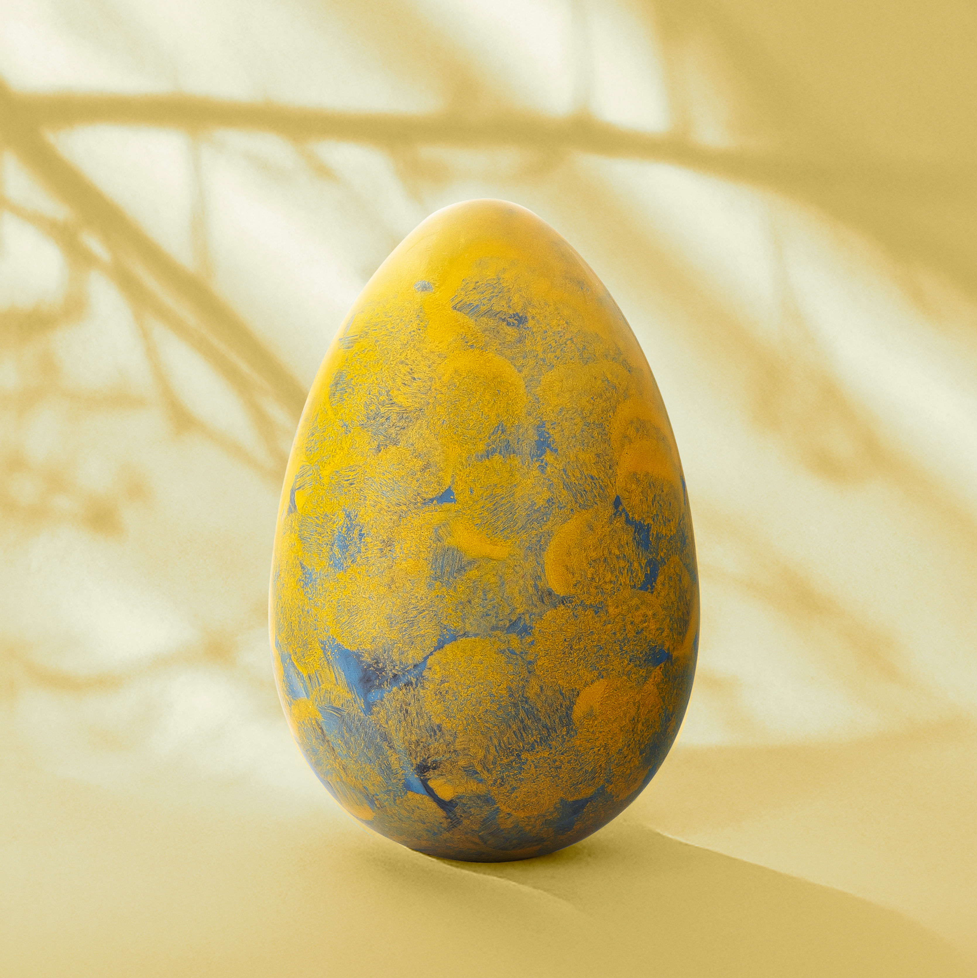 L’œuf jaune soleil aux fritures de Pâques - Chocolat noir