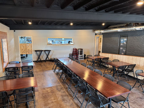 This section features a table for 16 that is always set up. Serving big families and groups of friends is no problem.