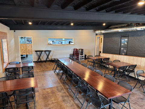 This section features a table for 16 that is always set up. Serving big families and groups of friends is no problem.