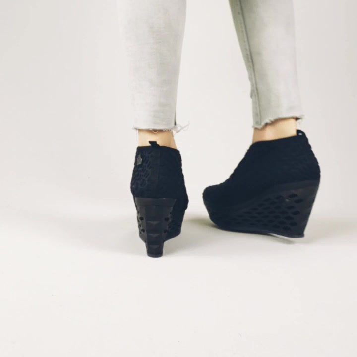 Miniaturbild: Black  To  The  Roots