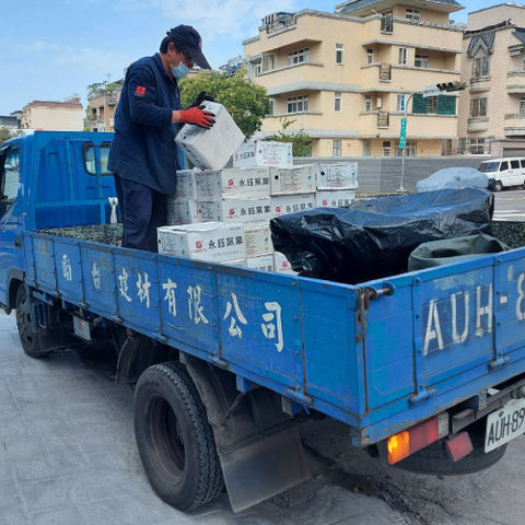 勵鑫的運輸團隊,司機整理藍色貨車上的貨物