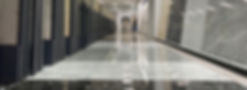 左側成排收納瓷磚的展示架,右側和地面有平舖展示的瓷磚