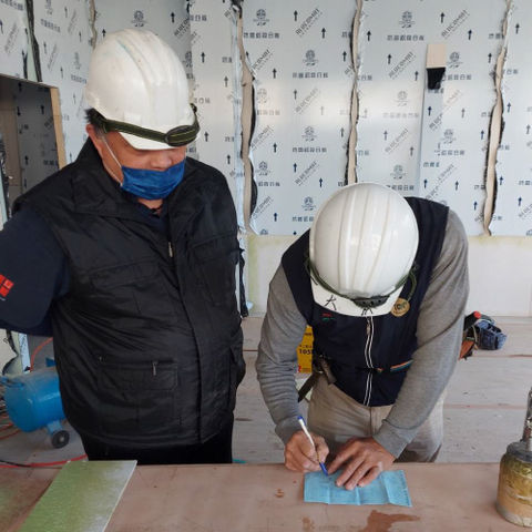 勵鑫的客服團隊,客服送文件給工地簽收