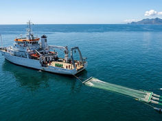 Navio oceanográfico realizando coleta de plâncton para pesquisa.