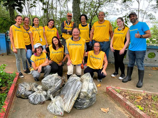 Instituto EcoFaxina recebe missão internacional para pesquisa sobre microplásticos em Santos