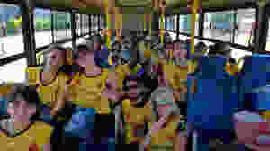 Voluntários posam para foto no ônibus a caminho do manguezal.